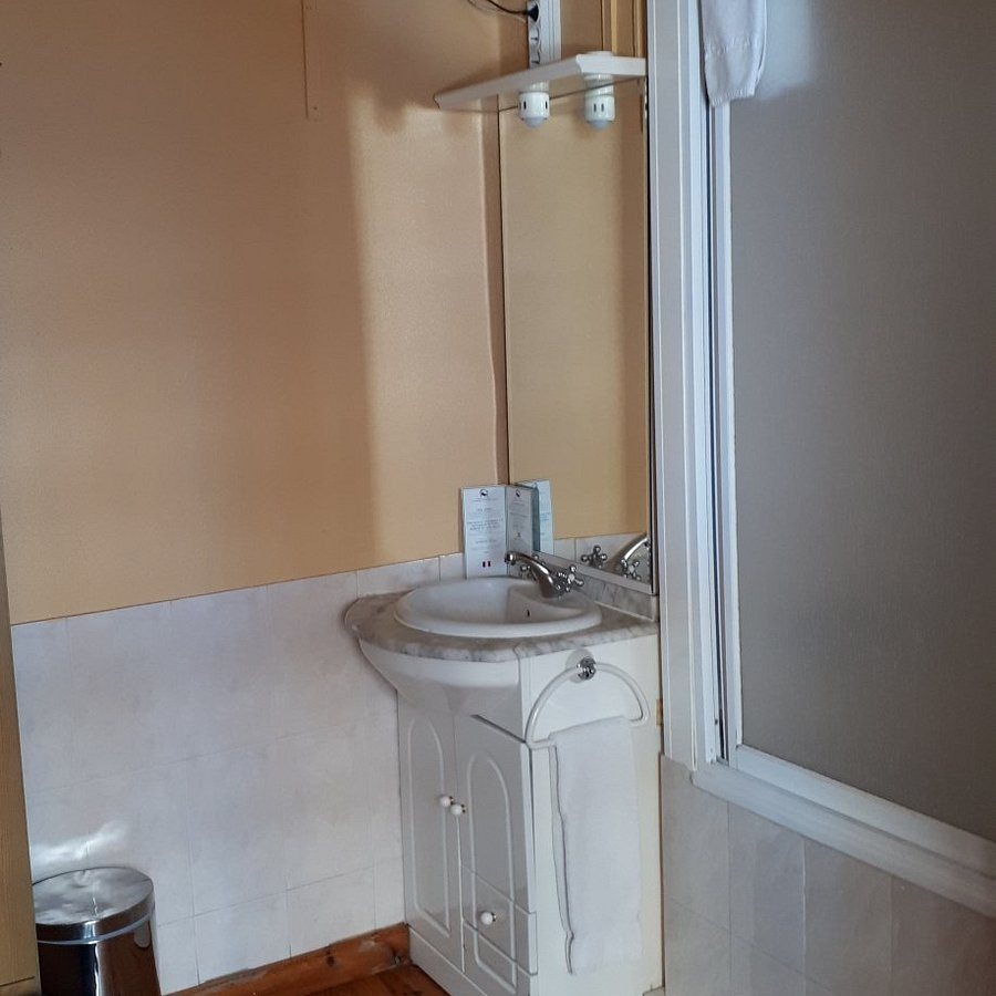 Pensao Praca da Figueira — Bathroom