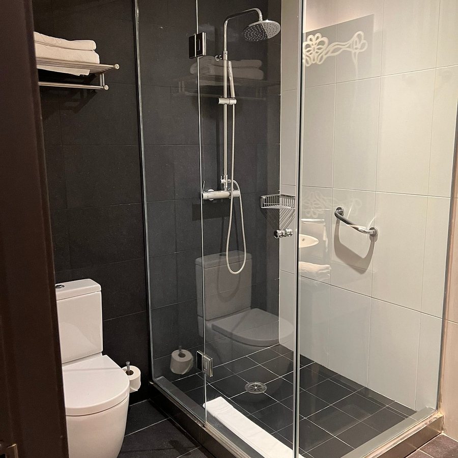 Pension Ciudadela Barcelona Catalonia — Bathroom