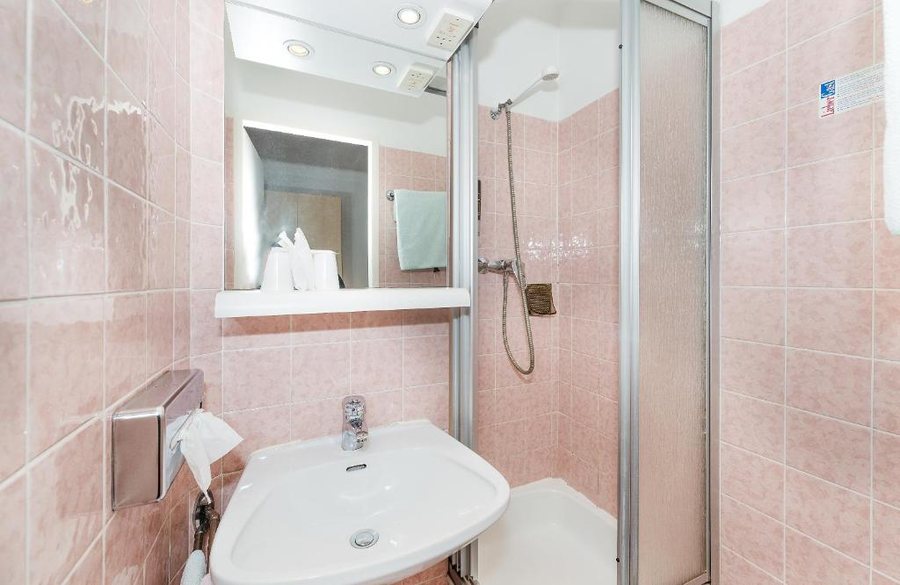 Pension Neuer Markt — Bathroom
