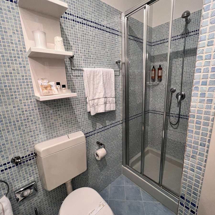 Pensione Accademia Villa Maravege — Bathroom