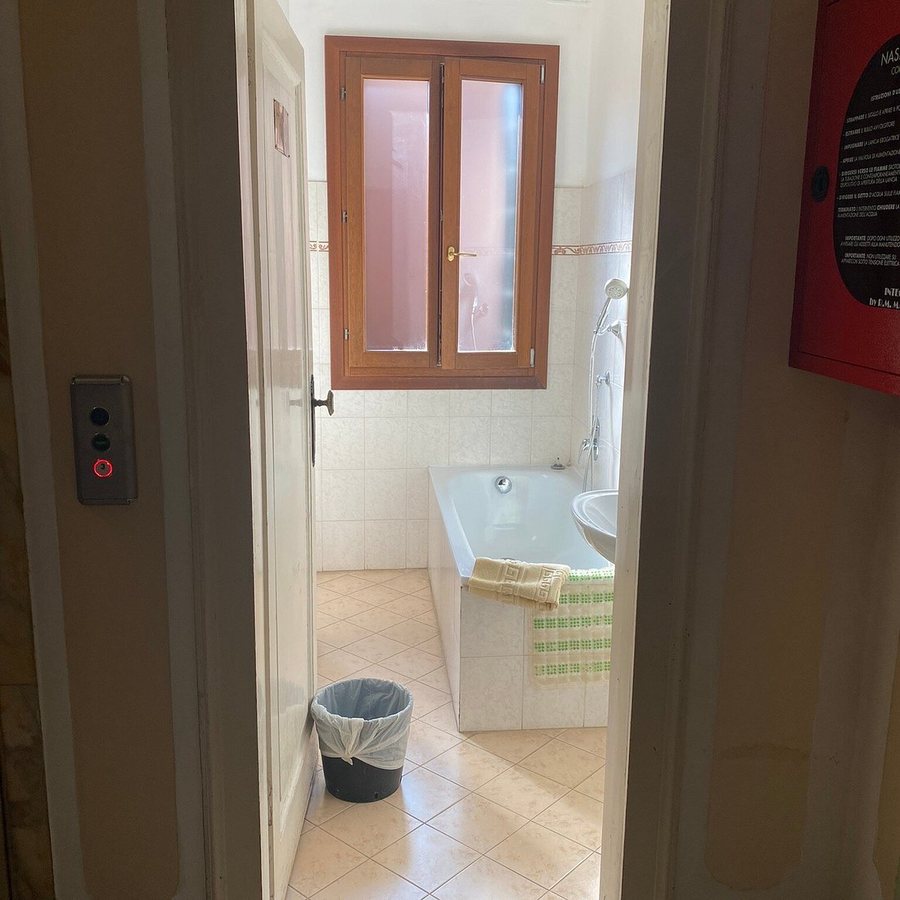 Pensione Seguso — Bathroom