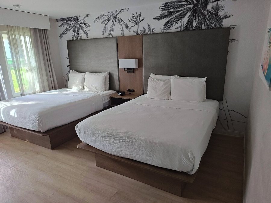 Pepper Tree Inn — Guest room