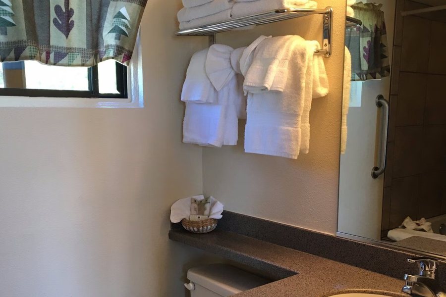 Pepper Tree Inn — Bathroom