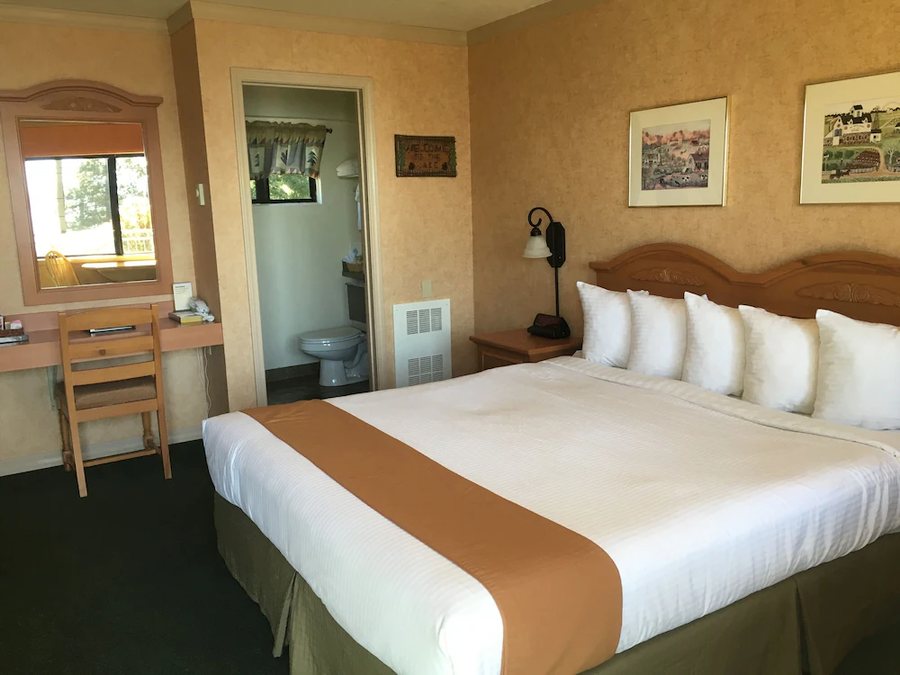 Pepper Tree Inn — Guest room