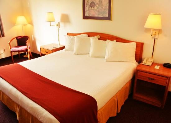 Peppermill Empress Inn — Guest room