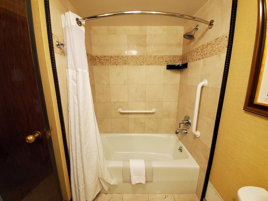 Peppermill Resort Spa Casino — Bathroom
