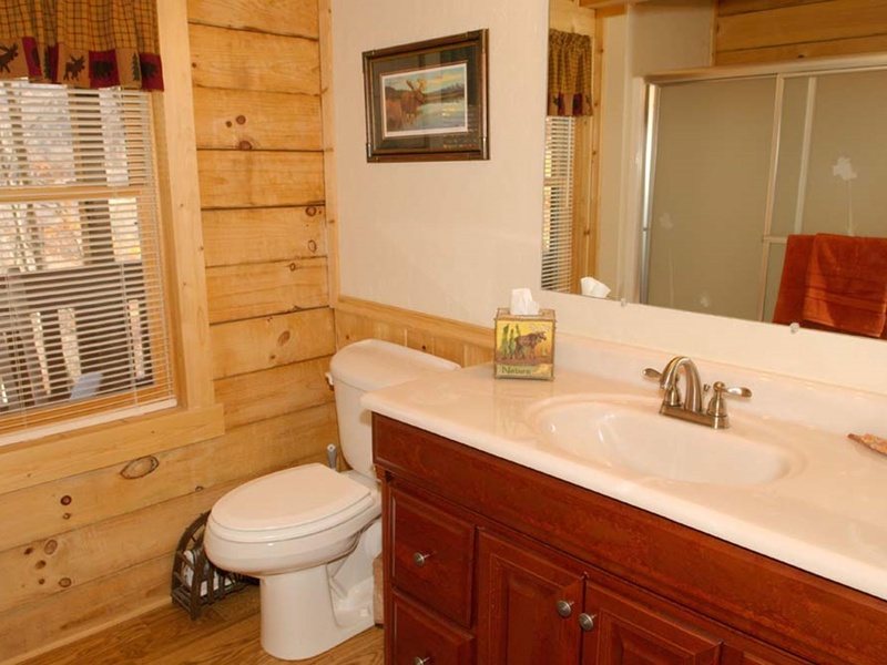 Peppertree Maggie Valley Resort Villas — Bathroom