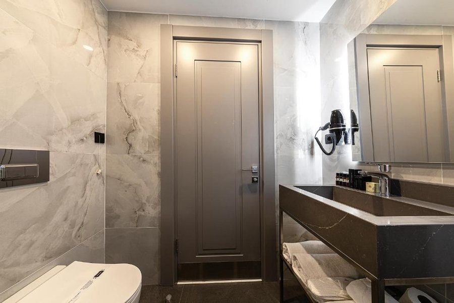 Pera Bosphorus Hotel Istanbul — Bathroom