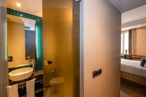 Pera Tulip Hotel Istanbul — Bathroom