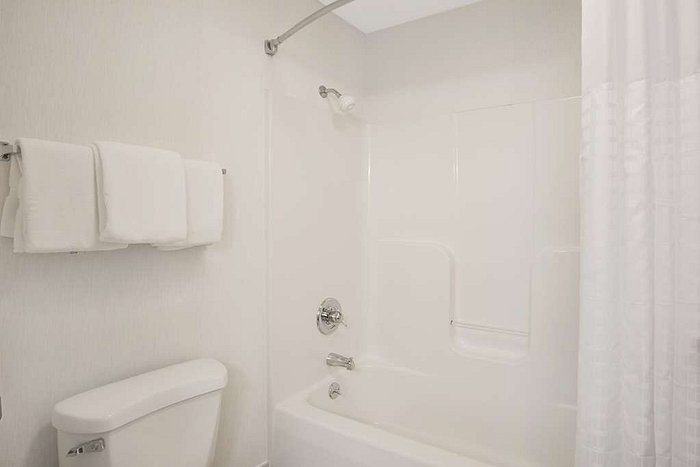 Peregrine Townhomes — Bathroom