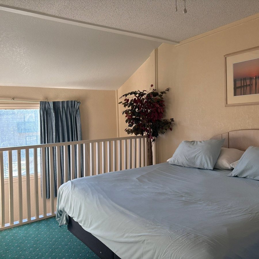 Peregrine Townhomes — Guest room
