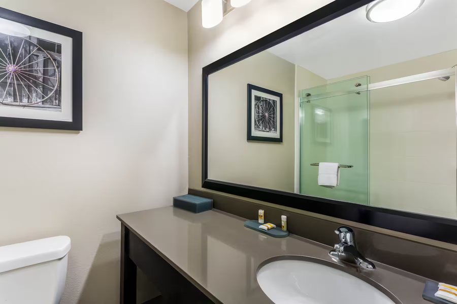 Permian Studio Apartments — Bathroom