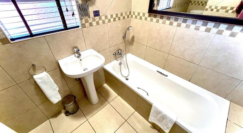 Perna Perna St Lucia — Bathroom