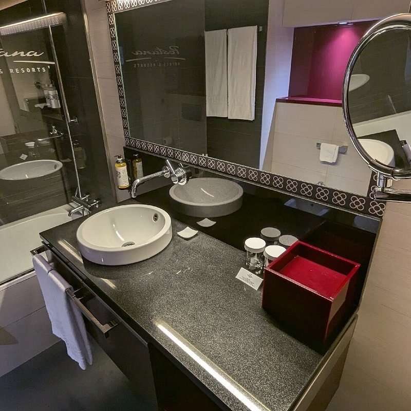 Pestana Arena Barcelona Catalonia — Bathroom