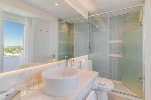Pestana Blue Alvor Beach — Bathroom