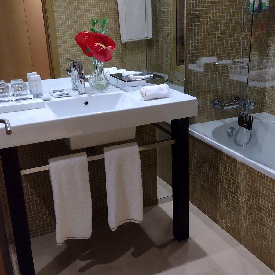 Pestana Palacio do Freixo — Bathroom