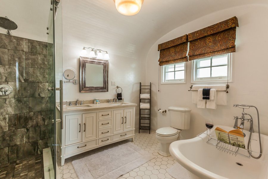 Peter Shields Inn Restaurant — Bathroom