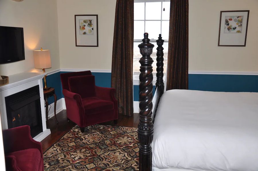 Peter Shields Inn Restaurant — Guest room