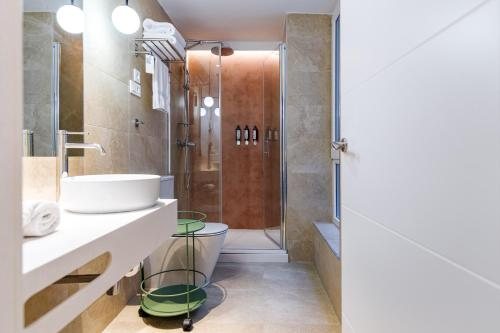Petit Hostel Palacio Real — Bathroom