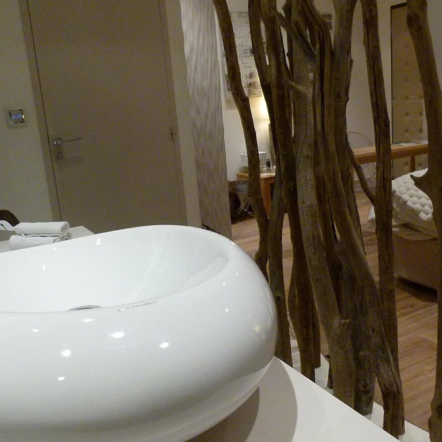 Petit Hotel Confidentiel — Bathroom