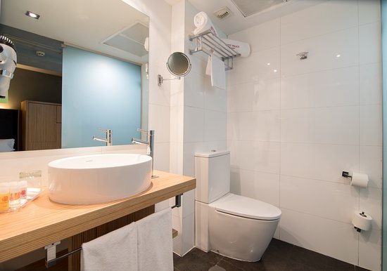 Petit Palace Alcala — Bathroom