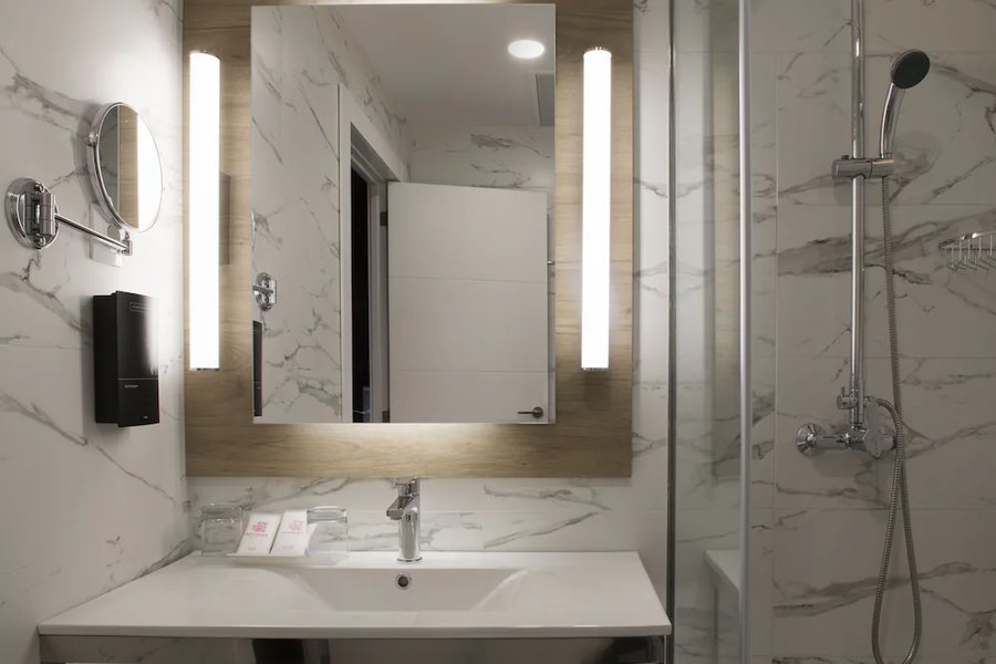 Petit Palace Arenal — Bathroom