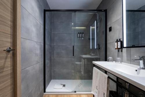 Petit Palace Cliper Gran Via — Bathroom