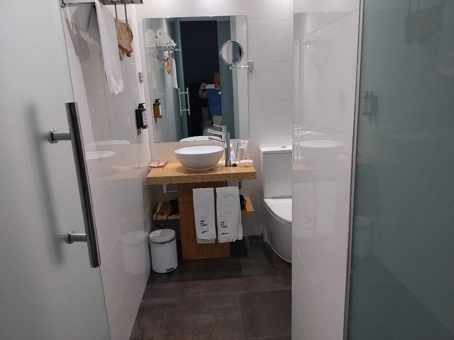 Petit Palace Plaza del Carmen — Bathroom