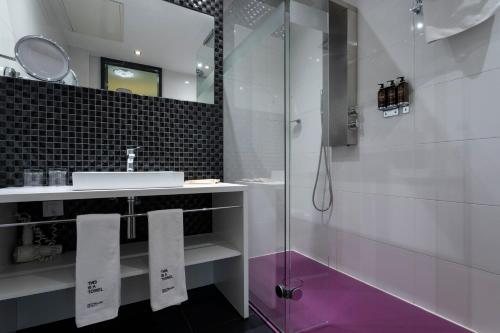 Petit Palace Plaza Mayor — Bathroom