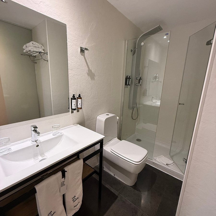 Petit Palace Preciados — Bathroom