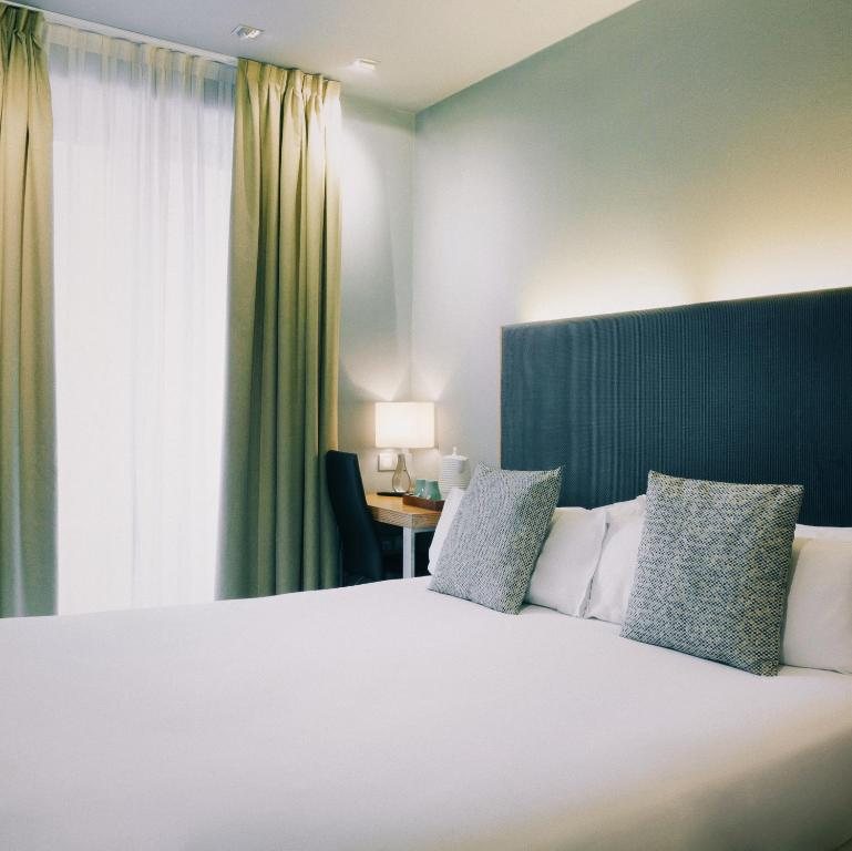 Petit Palace Tres Cruces — Guest room