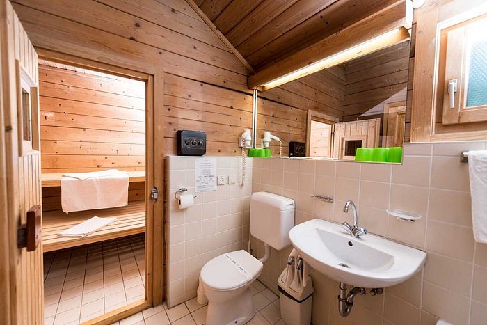 Petnehazy Aparthotel — Bathroom