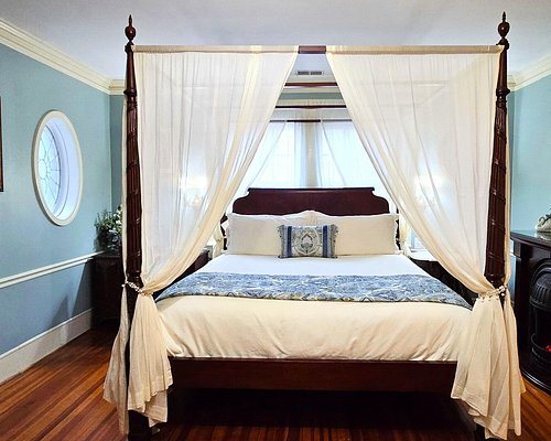 Pettigru Place Bed And Breakfast — Guest room