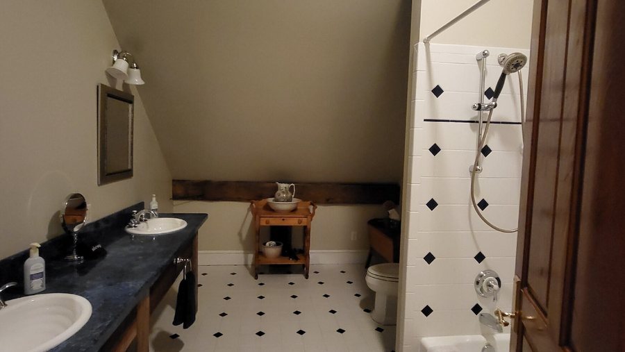Pheasant Field Bed Breakfast — Bathroom