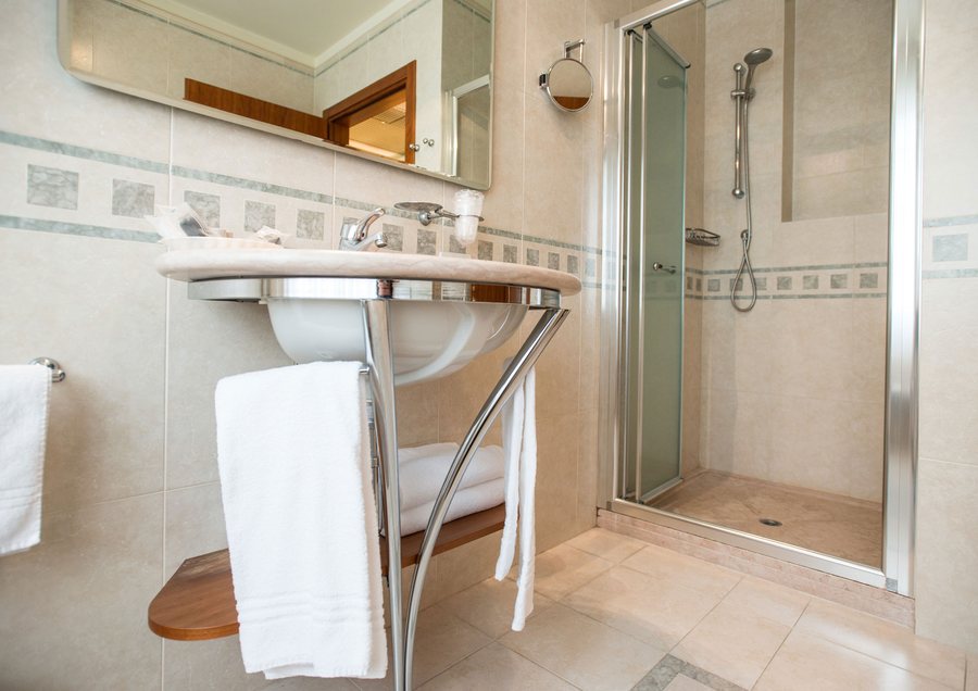 Phi Hotel Astoria — Bathroom