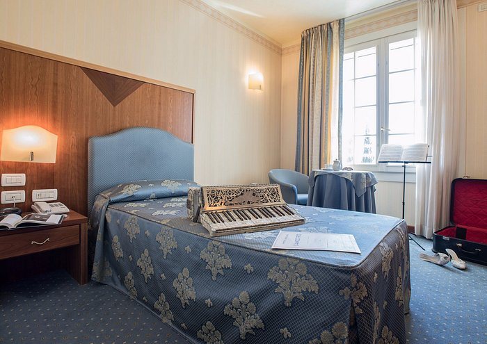 Phi Hotel Astoria — Guest room