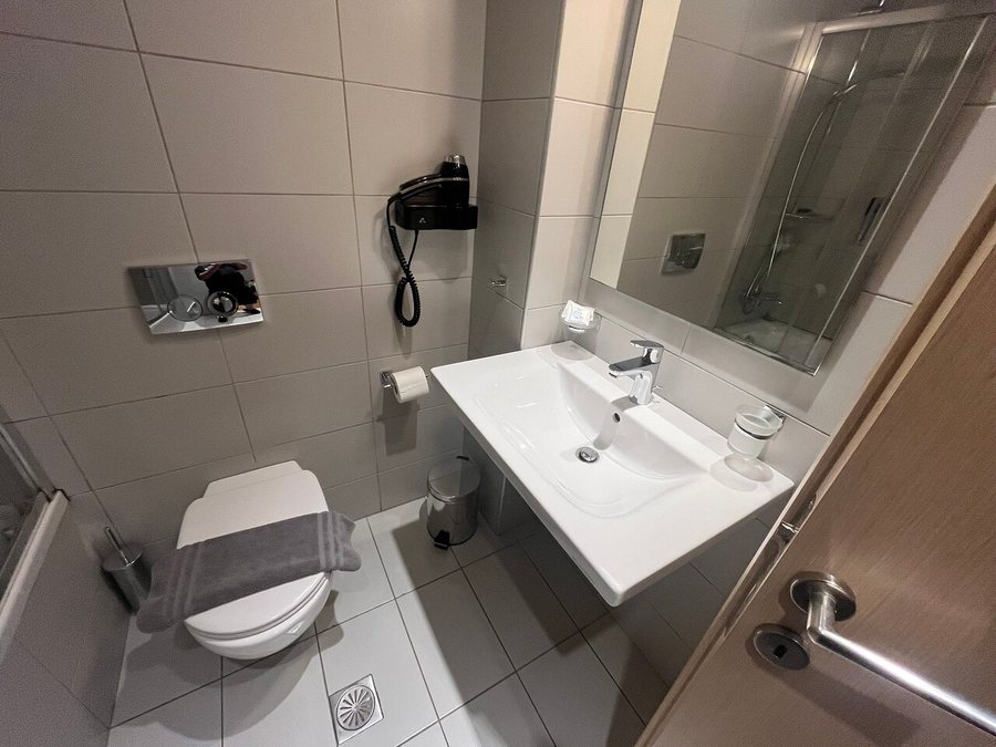 Phidias Hotel — Bathroom