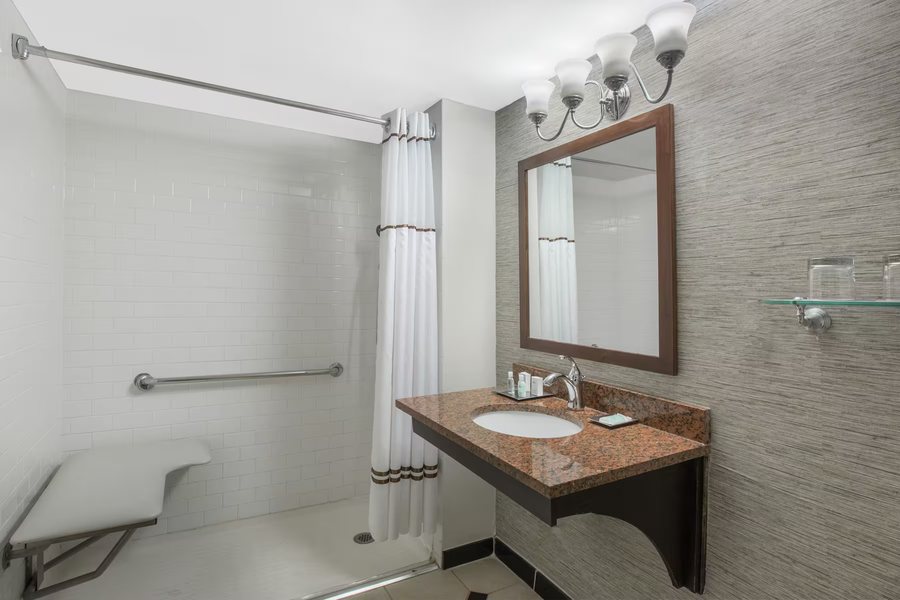 Philadelphia Marriott Old City — Bathroom