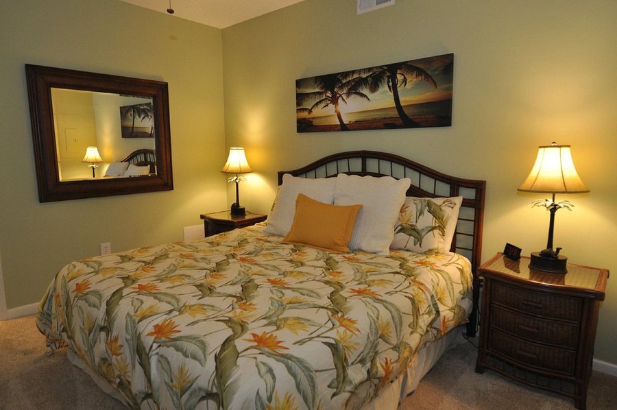 Phoenix East 2 by Brett Robinson — Guest room