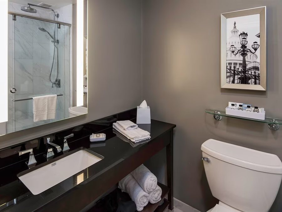 Phoenix Hotel — Bathroom
