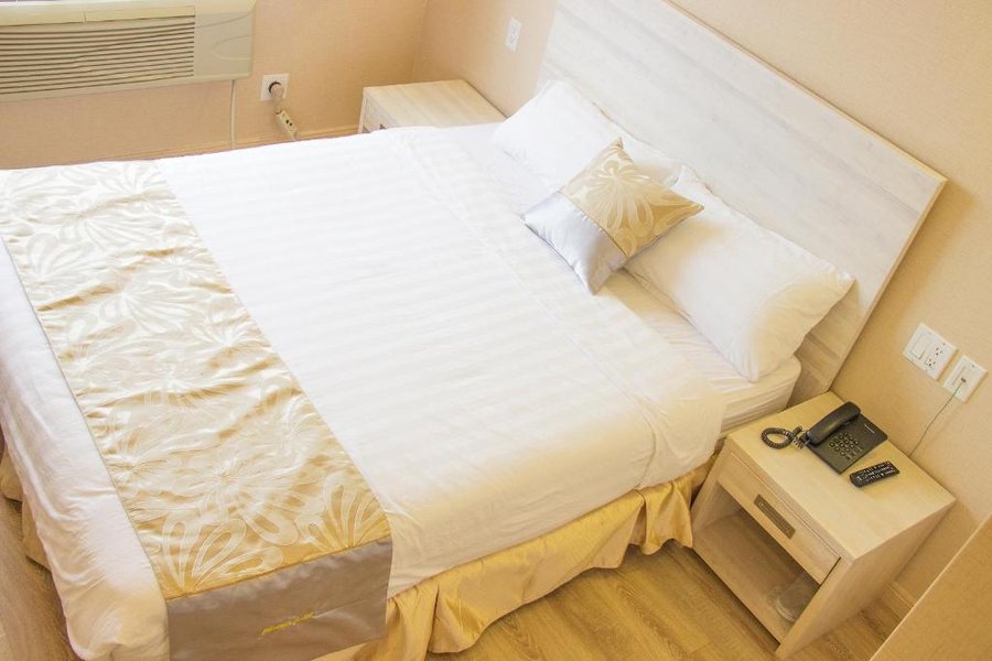 Phoenix Hotel — Guest room