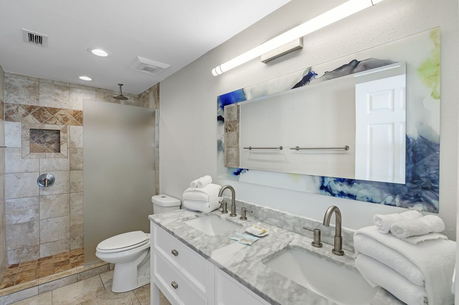 Phoenix Orange Beach — Bathroom