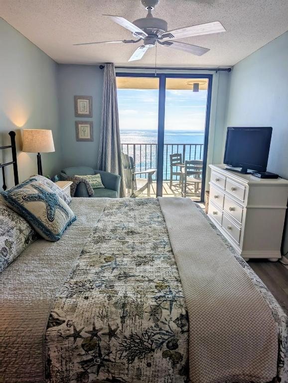 Phoenix West II — Guest room