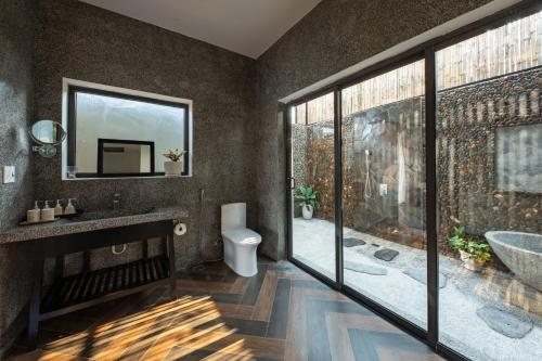 Phong Nha Lake House Resort — Bathroom