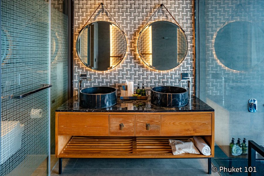 Phuket Gay Homestay Neramit Hill — Bathroom