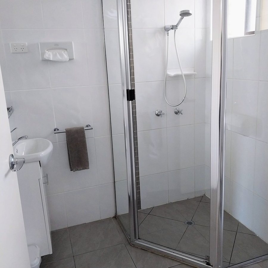 Pialba Beachfront Tourist Park — Bathroom