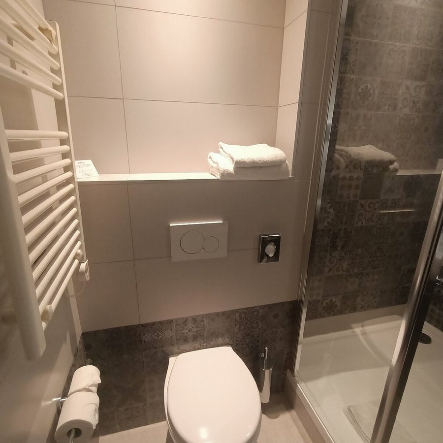 Piapia Hotel — Bathroom