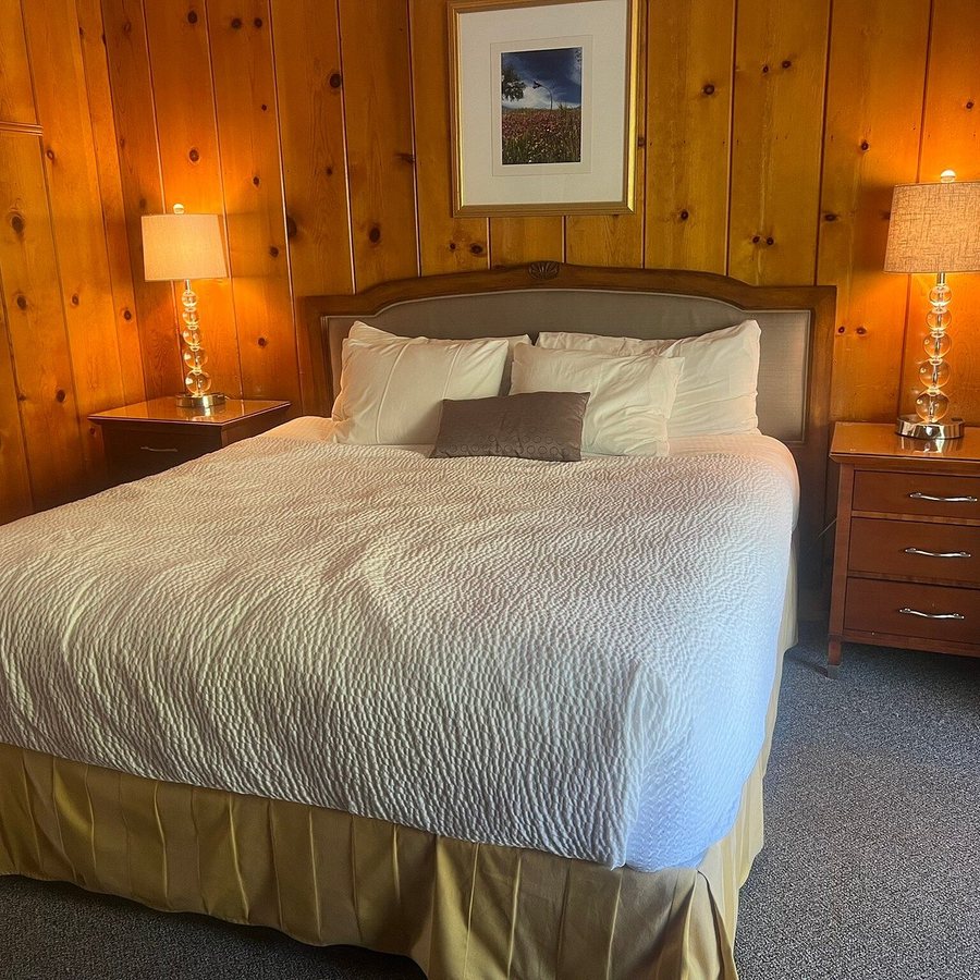 Piazza s Pine Cone Inn — Guest room