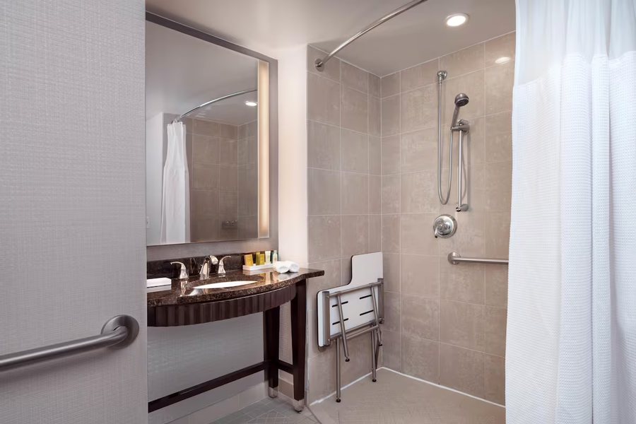 Pier 5 Hotel Baltimore — Bathroom