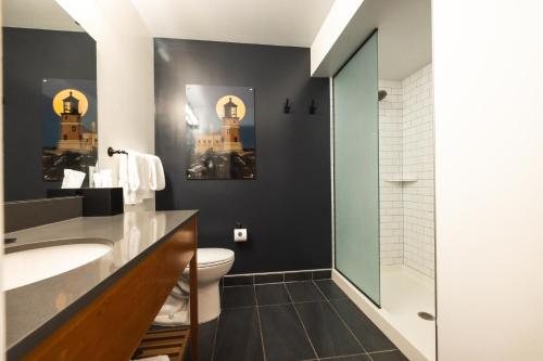 Pier B Resort — Bathroom